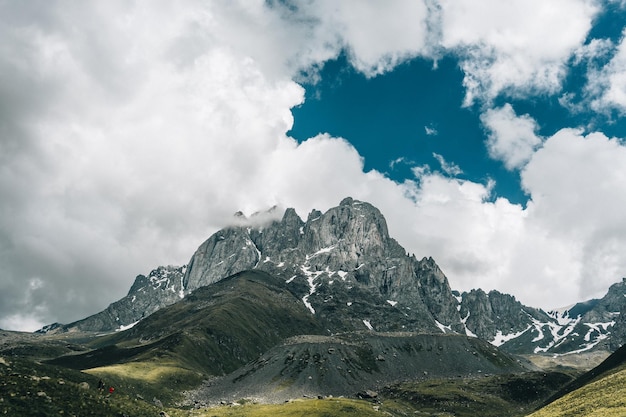 Paesaggio di montagna con vista epica Bel cielo e rocce Foto di alta qualità Sfondamento per la visualizzazione tema natura nuvole cumulus