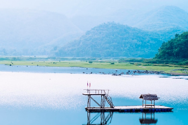 Paesaggio di montagna del lago con bungalow galleggianti stupendi e stupendi Rifugio di bambù sul lago