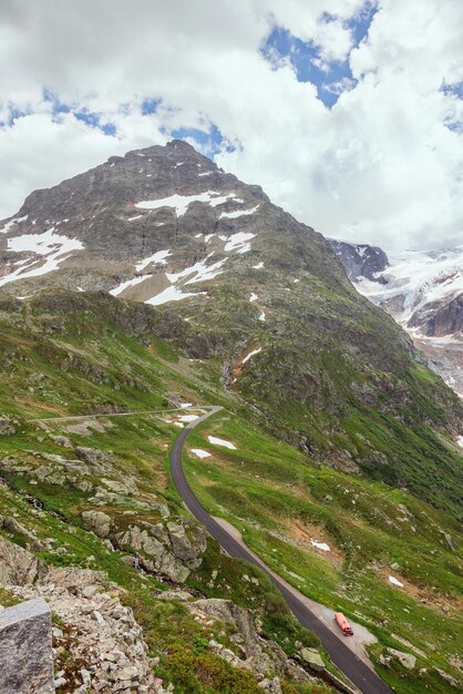 Paesaggio di montagna del Sustenpass nelle alpi svizzere