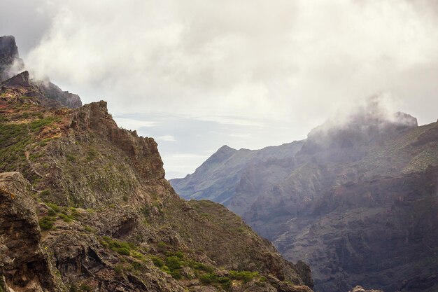 Paesaggio di montagna della gola di Masca Splendide vedute della costa con piccoli villaggi nelle Isole Canarie di Tenerife