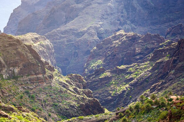 Paesaggio di montagna della gola di Masca Splendide vedute della costa con piccoli villaggi nelle Isole Canarie di Tenerife