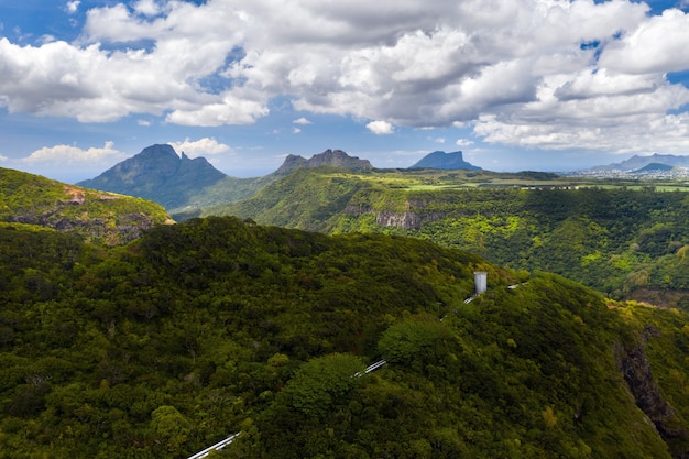 Paesaggio di montagna della gola sull'isola di Mauritius, montagne verdi della giungla di Mauritius.