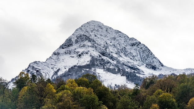 Paesaggio di montagna di Krasnaya Polyana, Sochi, Russia.