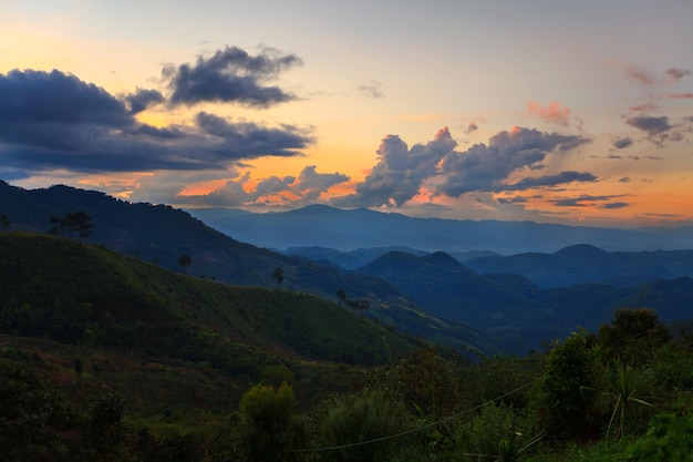 Paesaggio di montagna durante il tramonto a Doi Angkhang montagna chiangmai Thailandia