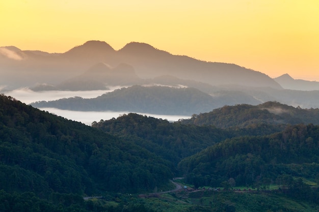 Paesaggio di montagna durante l'alba a Mae Hong SonThailandia