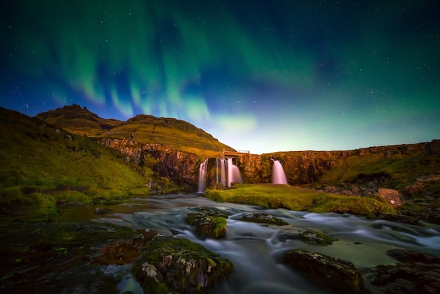 Paesaggio di montagna e cascata in Islanda