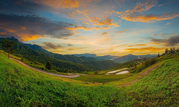 paesaggio di montagna e cielo al mattinoBella mattina nebbiosa panoramica con una bellissima alba