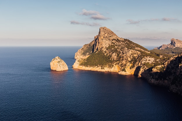 Paesaggio di montagna e oceano calmo