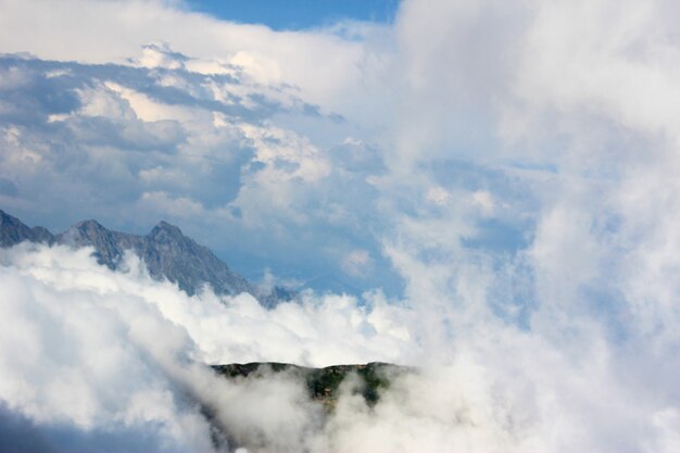 Paesaggio di montagna e splendida vista in Georgia, sopra le nuvole, zona alpina