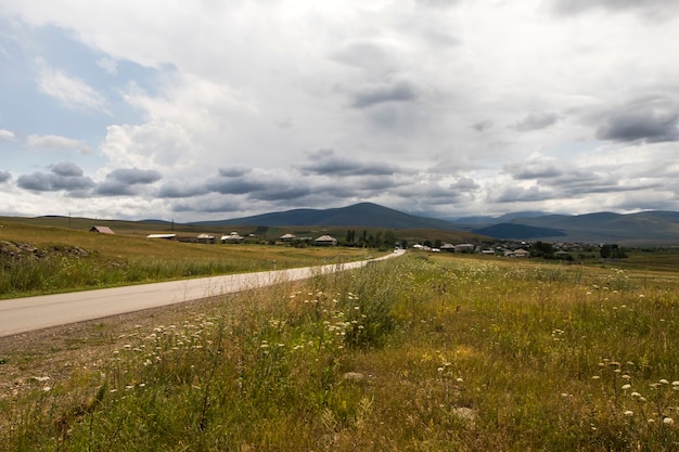 Paesaggio di montagna e vista a Tsalka, Georgia. Campo verde e nuvole. Agricolo.