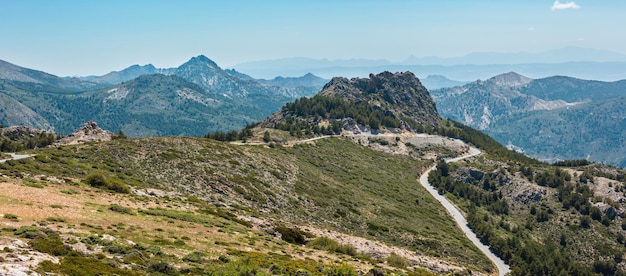 Paesaggio di montagna estivo con strada alpina (Parco nazionale della Sierra Nevada, vicino a Granada, Spagna).