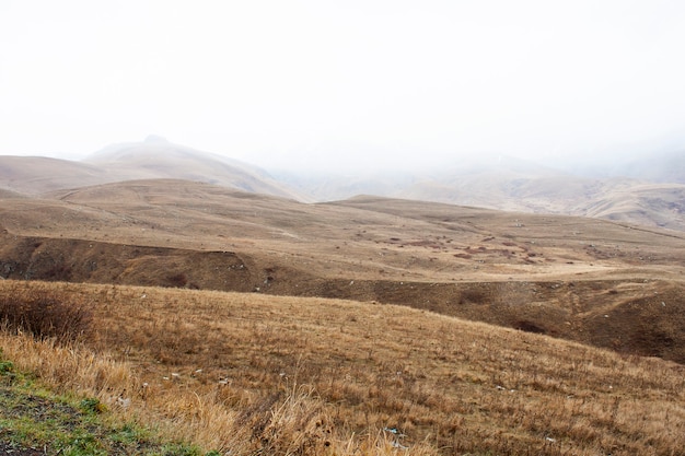 Paesaggio di montagna in Armenia giornata nuvolosa.