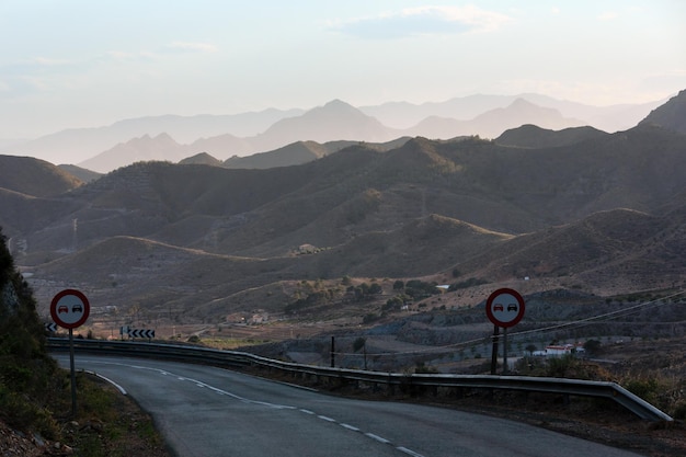 Paesaggio di montagna in collina non lontano da Mazarron (Murcia, Spagna) all'ultima luce del sole della sera.