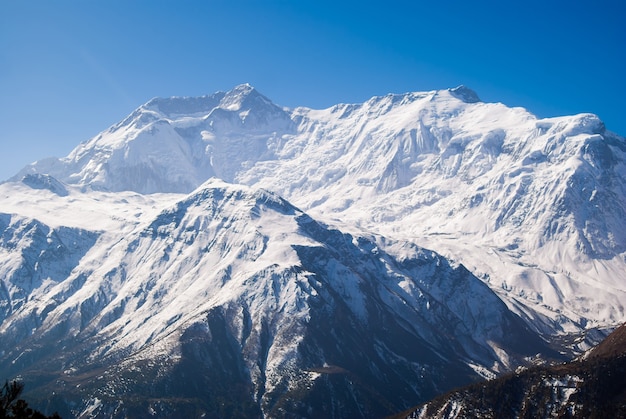 Paesaggio di montagna in giornata di sole