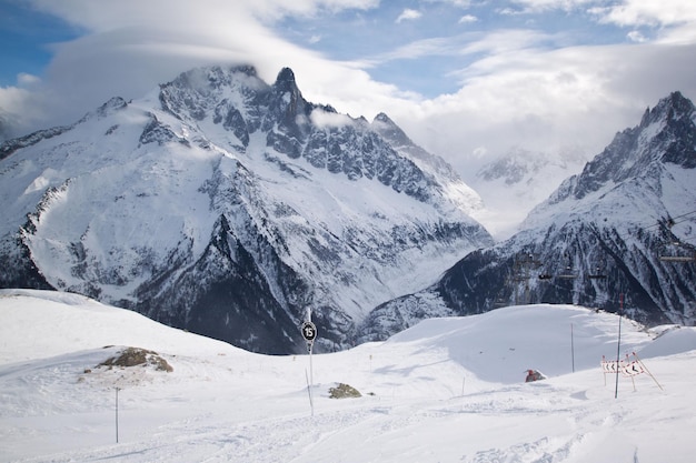 Paesaggio di montagna innevato delle Alpi austriache, Solden, Tirolo, Austria. Pista da sci a Solden Sci austriaco