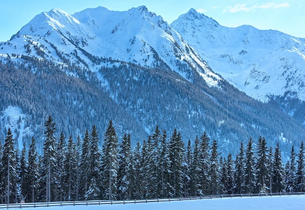 Paesaggio di montagna invernale. Comprensorio sciistico di Kappl nelle montagne tirolesi, Austria.