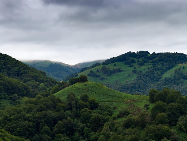 Paesaggio di montagna lungo il Cammino di San Giacomo Pirenei francesi