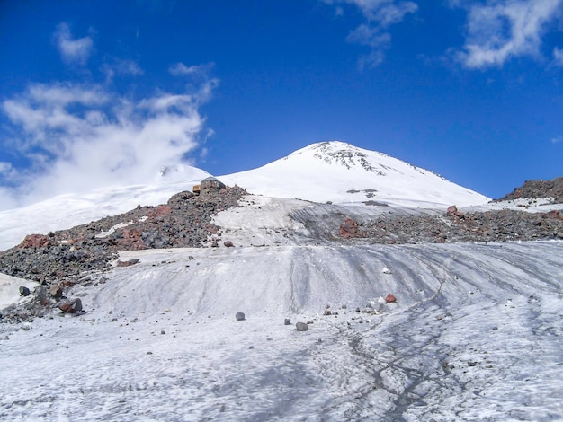 Paesaggio di montagna nella stagione estiva Monte Elbrus Catena montuosa del Caucaso Russia KabardinoBalkar Republic