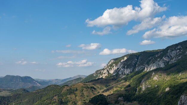 Paesaggio di montagna nelle montagne di Trascau in Romania.