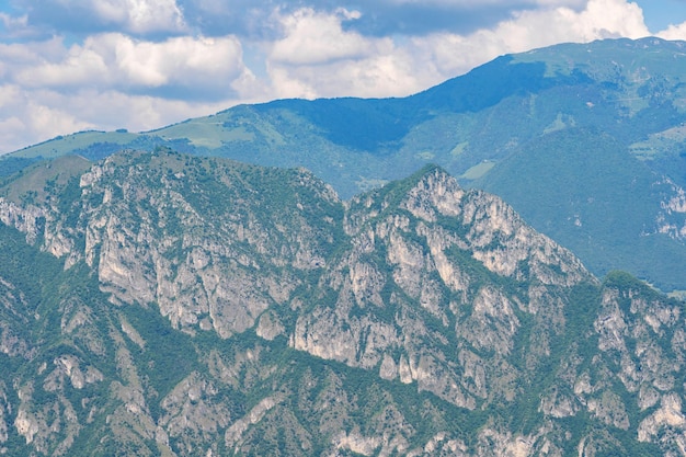 Paesaggio di montagna pittoresco lago di montagna la mattina d'estate grande panorama iseo italia