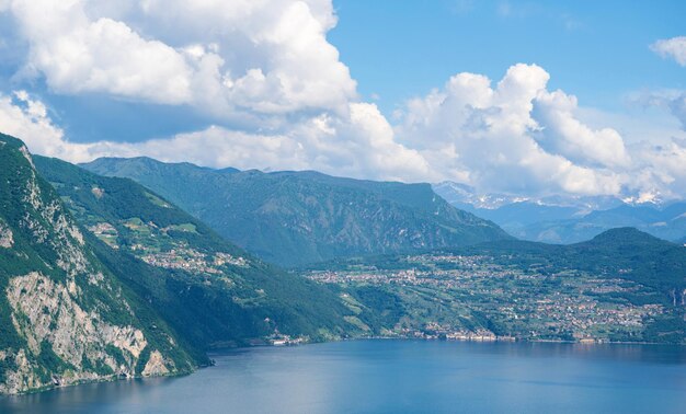 Paesaggio di montagna pittoresco lago di montagna nella mattina d'estate grande panorama iseo italia