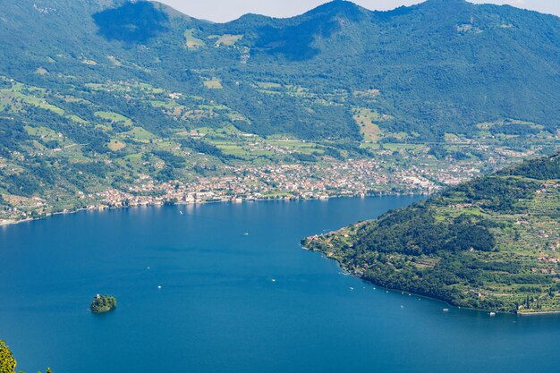 Paesaggio di montagna pittoresco lago di montagna nella mattina d'estate grande panorama iseo italia