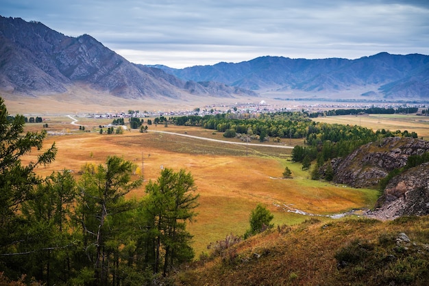 Paesaggio di montagna prima dell'alba Russia Mountain Altai Chuysky tratto Karakol village