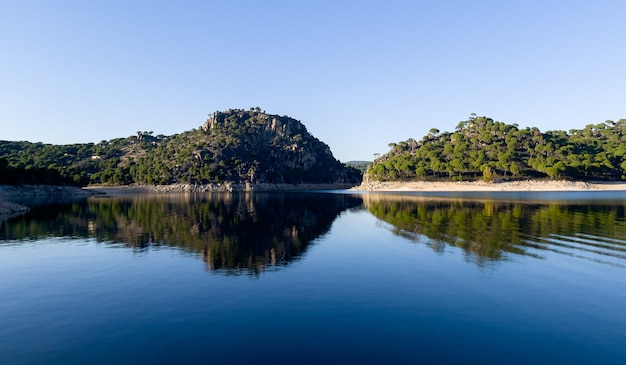 Paesaggio di montagna riflesso nell'acqua di un lago. Copia spazio.