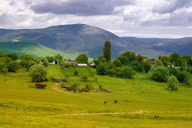 Paesaggio di montagna rurale Villaggio sulla collina