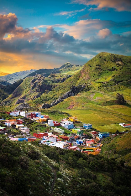 Paesaggio di montagna sull'isola tropicale di Tenerife