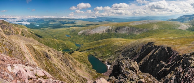 Paesaggio di montagna, un lago in una valle di montagna, vista panoramica, Altai