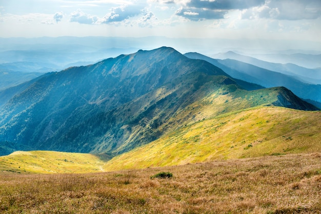 Paesaggio di montagna, valle con picchi e colline blu