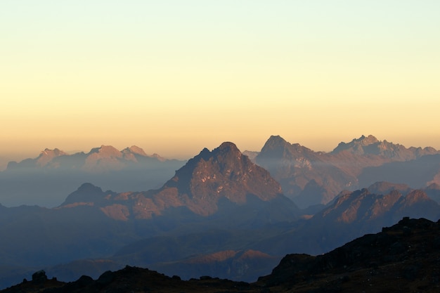 Paesaggio di montagne al tramonto