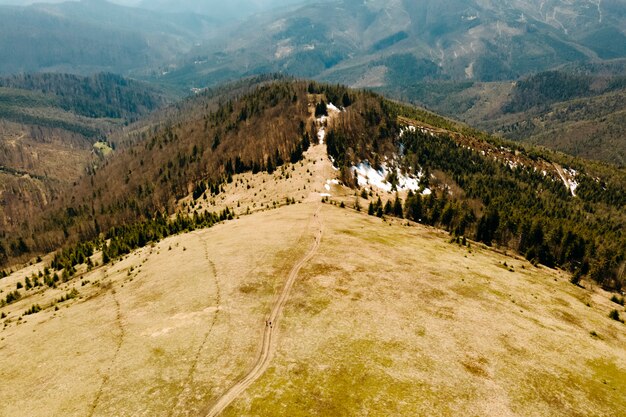 Paesaggio di montagne alla luce del giorno.