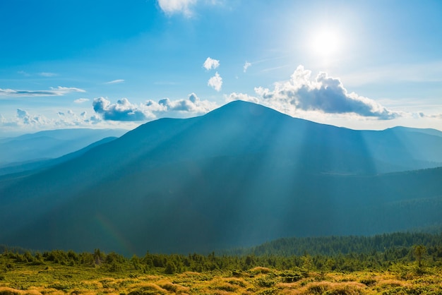 Paesaggio di montagne blu tramonto