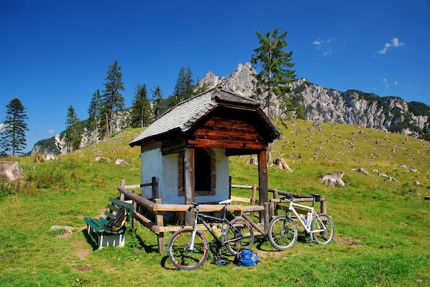 Paesaggio di montagne con mountain bike