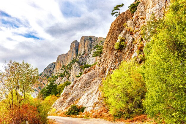 Paesaggio di montagne con pareti ripide e una strada