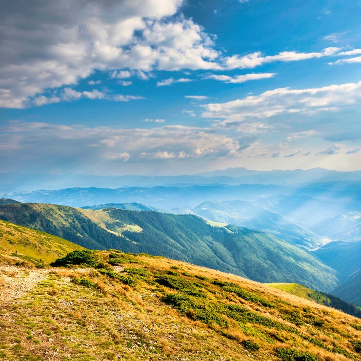 Paesaggio di montagne con picchi