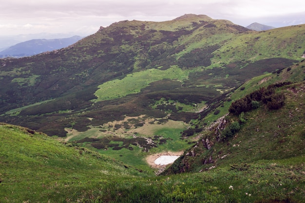 Paesaggio di montagne dei Carpazi