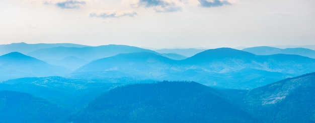 Paesaggio di montagne di nebbia blu