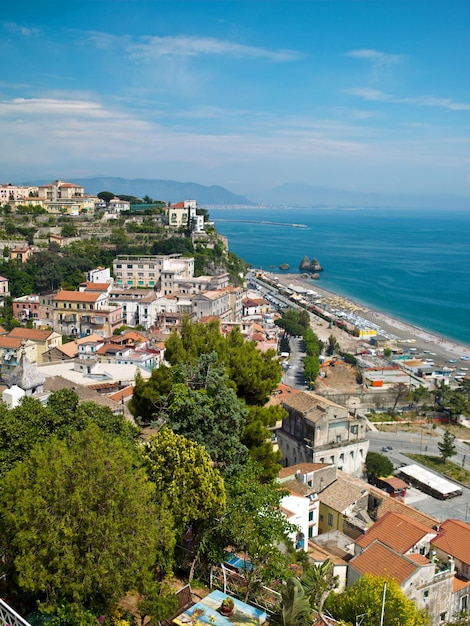 Paesaggio di montagne in primo piano le case dell'edificio urbano