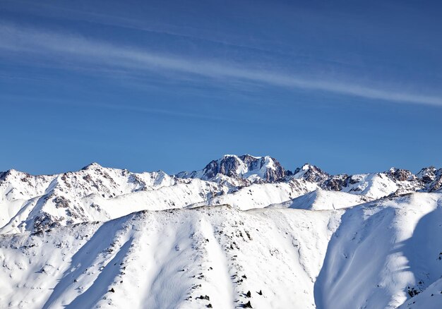 Paesaggio di montagne innevate