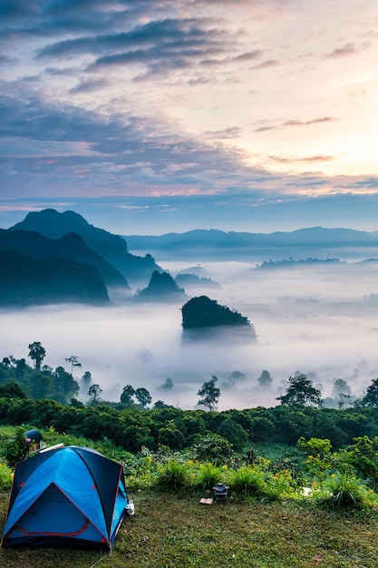 paesaggio di montagne nebbia e tenda Parco nazionale di Phu Lanka provincia di Phayao a nord della Thailandia