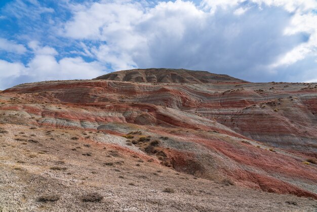 Paesaggio di montagne rosse a strisce, bellezza della natura