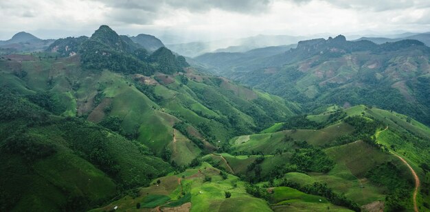 Paesaggio di montagne verdipaesaggio di montagna in asia