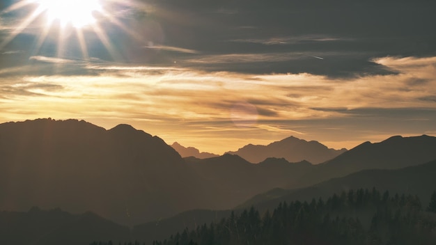 Paesaggio di montagne verso il tramonto