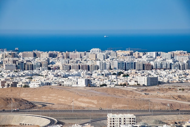 Paesaggio di Muscat Oman con deserto e città del Medio Oriente asiatico