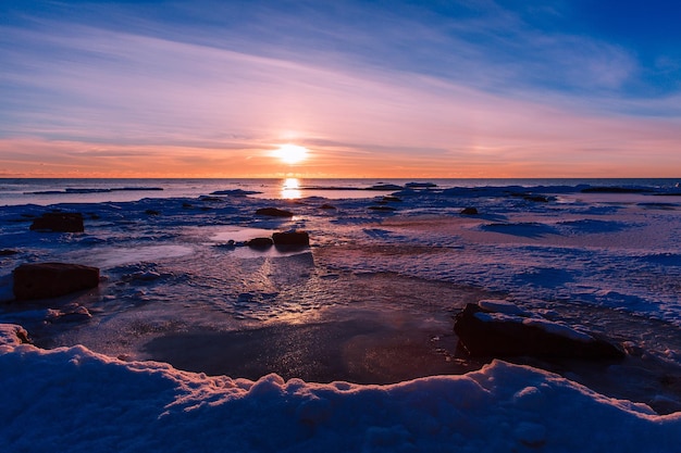 Paesaggio di natura invernale Tramonto sul mare ghiacciato Finlandia