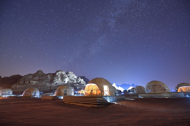 Paesaggio di notte nel deserto di Wadi Ruma, montagne rosse del canyon del deserto di Wadi Rum in Giordania