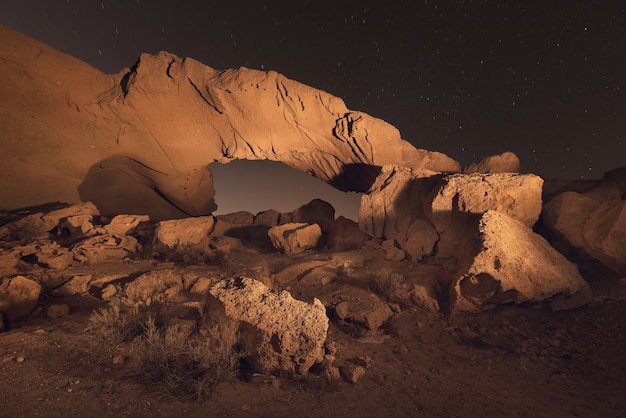 Paesaggio di notte stellata di un arco di roccia vulcanica a Tenerife, Isole Canarie, Spagna.